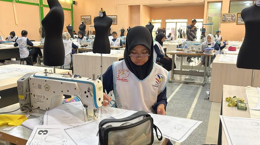 Mewakili Provinsi Kalimantan Tengah dalam Lomba Kompetensi Siswa Bidang Fashion Tecknology/Tata Busana dalam Lomba Kompetensi Siswa SMK Tingkat Nasional Tahun 2023/2024 di Lampung.