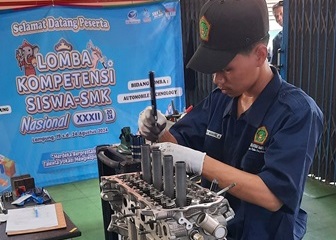 Mewakili Provinsi Kalimantan Tengah dalam Lomba Kompetensi Siswa Bidang Automobile Tecknology/Teknik Kendaraan Ringan dalam Lomba Kompetensi Siswa SMK Tingkat Nasional